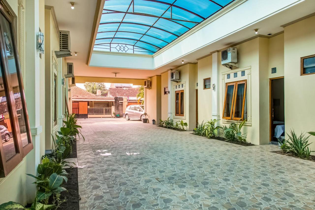 Oyo 3831 Pelangi Residence Syariah スラカルタ エクステリア 写真